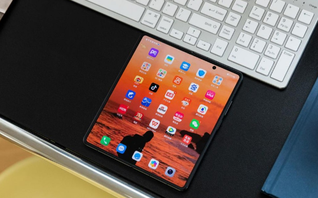 |荣耀4750毫安的电池，顶配版卖到了1万以上，是我等不配了