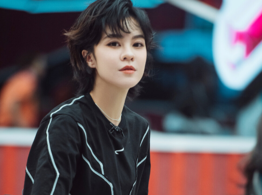 郁可唯|郁可唯:出道多年不温不火,因唱错词走红网络,救场方式让人服气