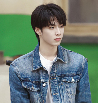 美剧|宋亚轩：让老板帮他遛狗，出道后成为团宠，18岁的他有什么魅力