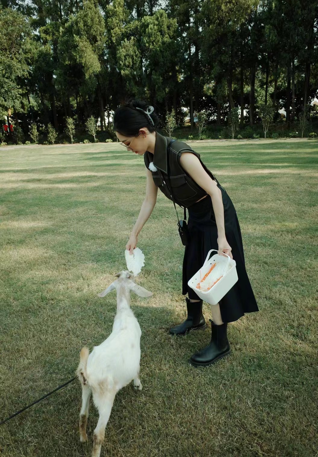 张丹峰|郑恺和苗苗太登对，无袖上衣配半身裙，显得太灵动