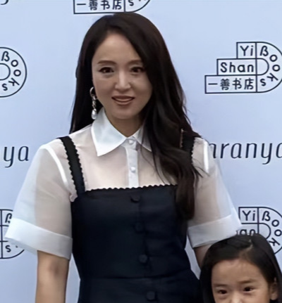 谭卓|董洁、董璇、关悦、谭卓带娃参加活动,无滤镜下的容貌太真实了