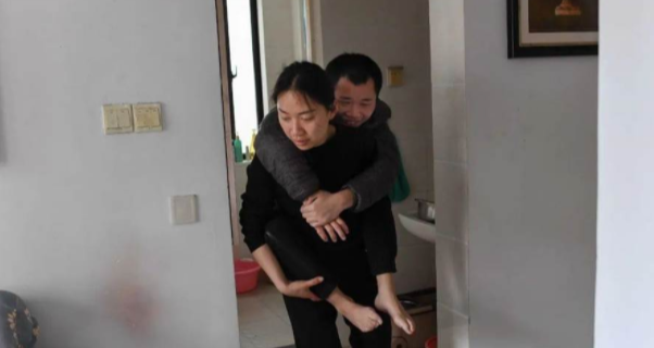 安徽25岁女孩,搂21岁亲弟睡觉20年,里面到底暗藏什么玄机?