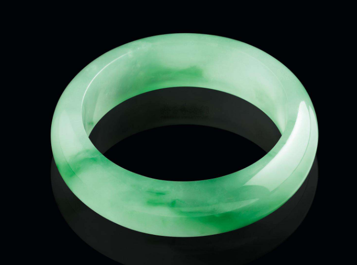 翡翠手镯|普通人选翡翠手镯，最重要的是看预算，然后是适合的尺寸