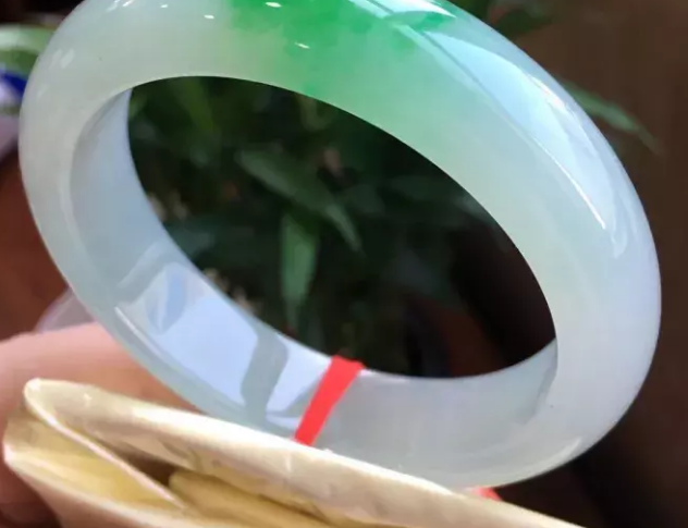 翡翠手镯|价值几十万的翡翠手镯,一块钱包装纸就搞定,这是为何?