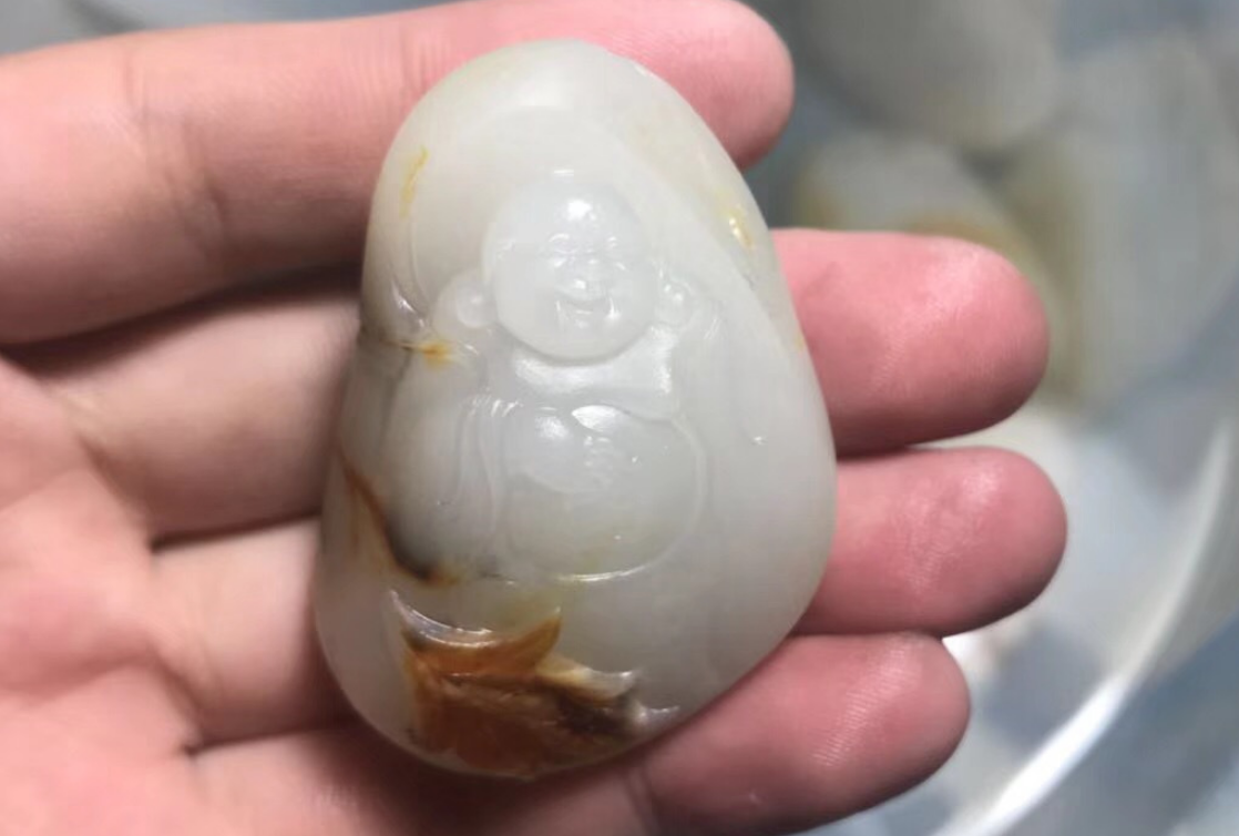 |和田玉的新坑料和老坑料是什么？它们有啥区别？前者有好料子吗？