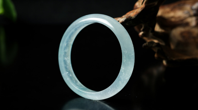 翡翠手镯|翡翠保养大全,翡翠手镯该如何保养,这几招赶快学起来