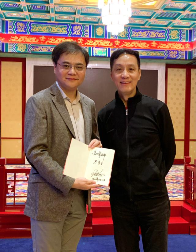 高峰|影视演员冯远征与相声演员高峰跨界交友，两人相差21岁，近照曝光