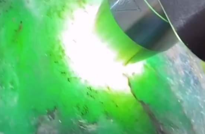 翡翠|在直播间购买翡翠原石,如何辨别是否是水沫?进来看看就知道!