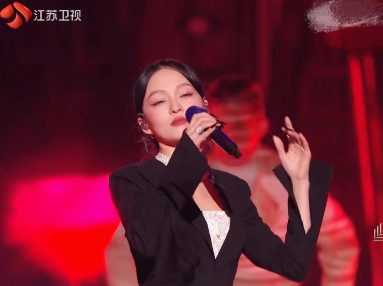 张韶涵|江苏跨年雷点多!谭维维造型臃肿,张韶涵颈纹明显,孙楠疲惫显老