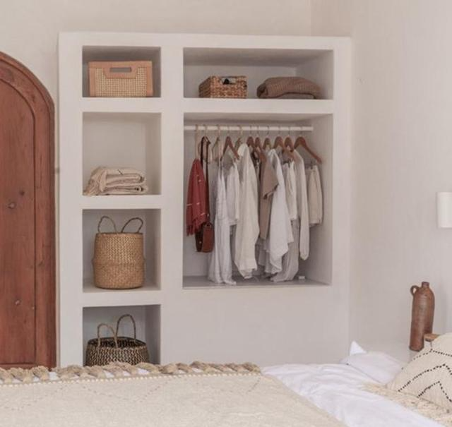 这应该是我见过最省钱的衣柜了,用砖砌,连柜门也不要,简单省事