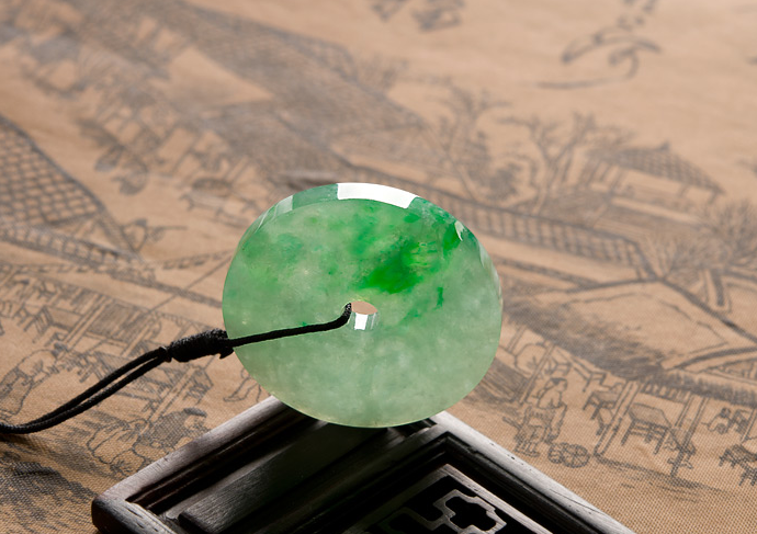 翡翠|翡翠的价格不断上升,让人们看到了它的价值,入手时要十分谨慎