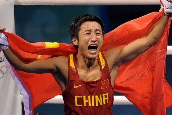 金腰带|迷茫时在妻子给予鼓励,勇敢追梦,多次获得重量级金腰带