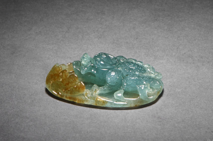 翡翠|高级好料做成素面翡翠,有瑕疵的做雕花翡翠,都有自己的特点