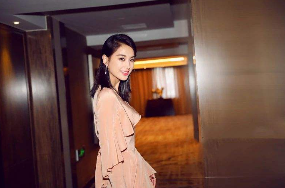 刘在石|黄圣依为什么不火？两件事暴露其情商，不火是有原因的