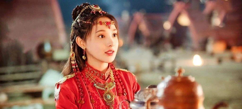 赵丽颖|赵丽颖，杨紫彭小苒，同一天晒美照，三人穿不同造型，网友：看傻了眼