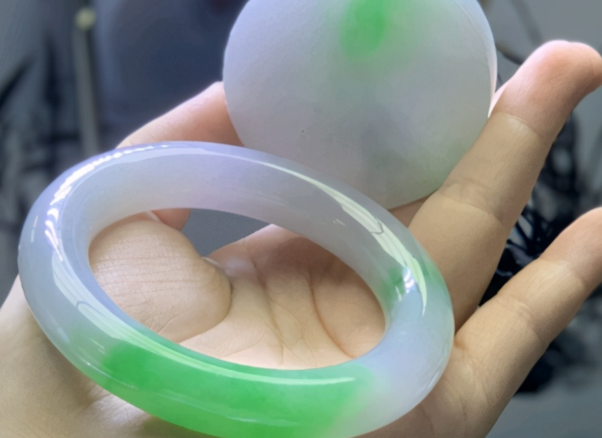 翡翠手镯|白底青翡翠手镯？清爽可人风雅别致，具有历史沉淀的价值和韵味