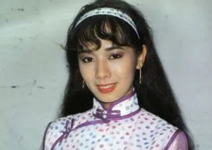 张国荣|张国荣前任现身路边小店,打扮似大妈,与年轻时判若两人