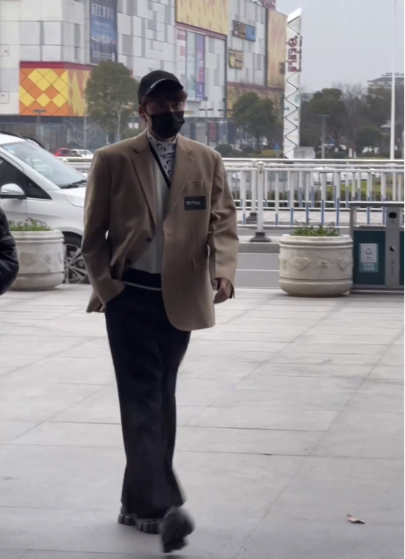 马思纯|李易峰现身福州，生图依然能打，但神情略显落寞