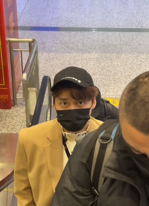 马思纯|李易峰现身福州，生图依然能打，但神情略显落寞