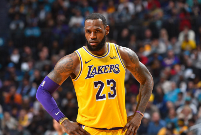 勒布朗·詹姆斯|詹姆斯在意的，应该是延长自己的职业生涯，帮助球队有更好的成绩