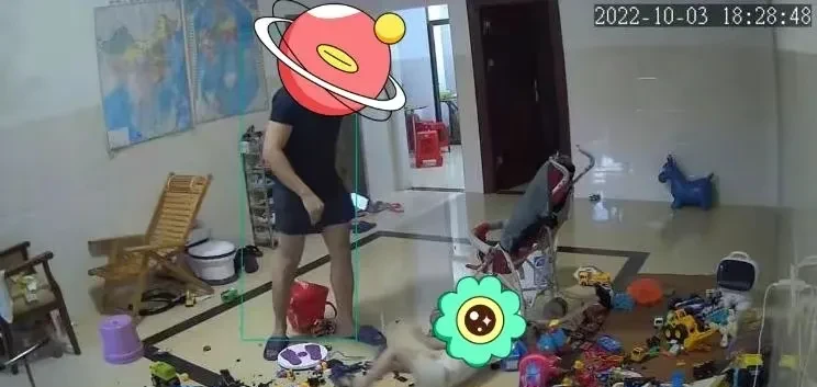 太狠了:跆拳道教练因2岁侄子将玩具扔到身上,一巴掌将其扇飞!