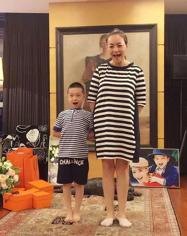 61岁宋丹丹豪宅内跳皮筋,房屋装修奢侈空间极大,可容纳上百人聚会