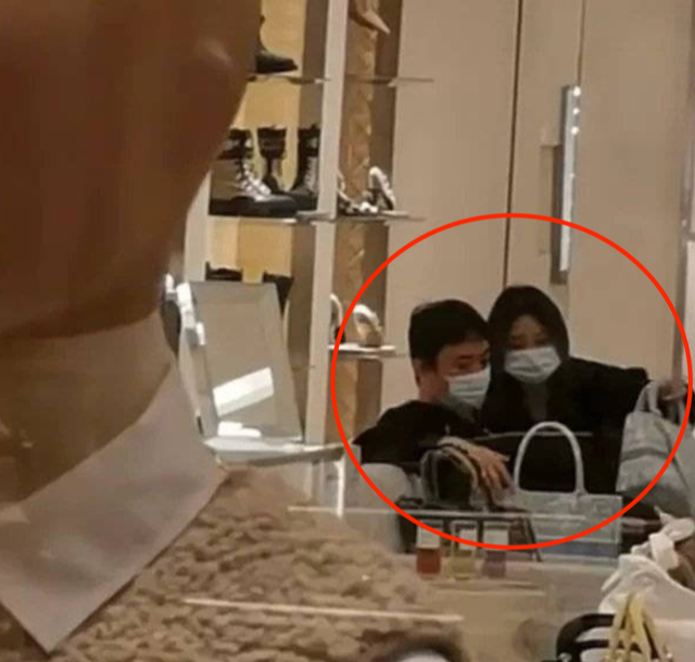 王思聪|王思聪独自与5个女生吃饭，堪比后宫选妃