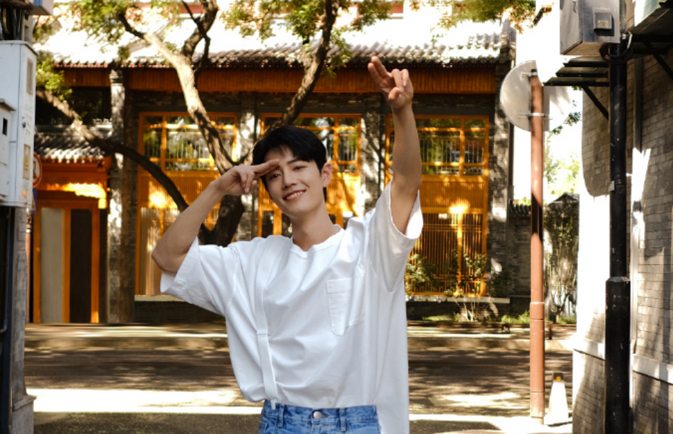 肖战|肖战的形象很受长辈们欢迎，很有礼貌，性格好，笑起来很好看