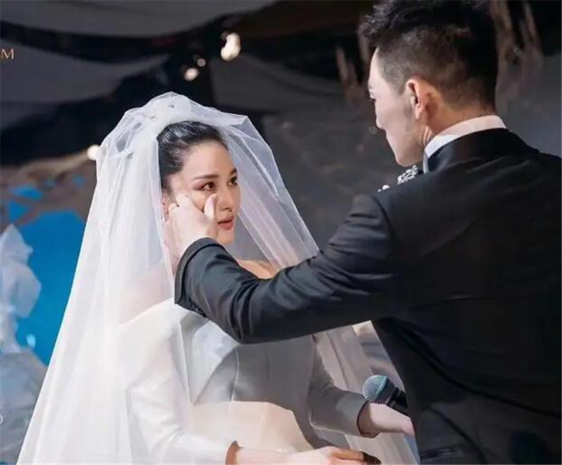 张馨予|张馨予为何不选择豪门，反而嫁给了月薪5000的何捷？网友：因为爱情