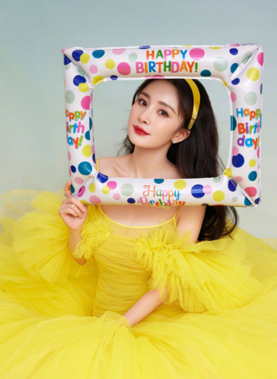 杨幂|杨幂36岁生日贺图,身穿最新季高定礼服搭配同色系发带,女王范十足