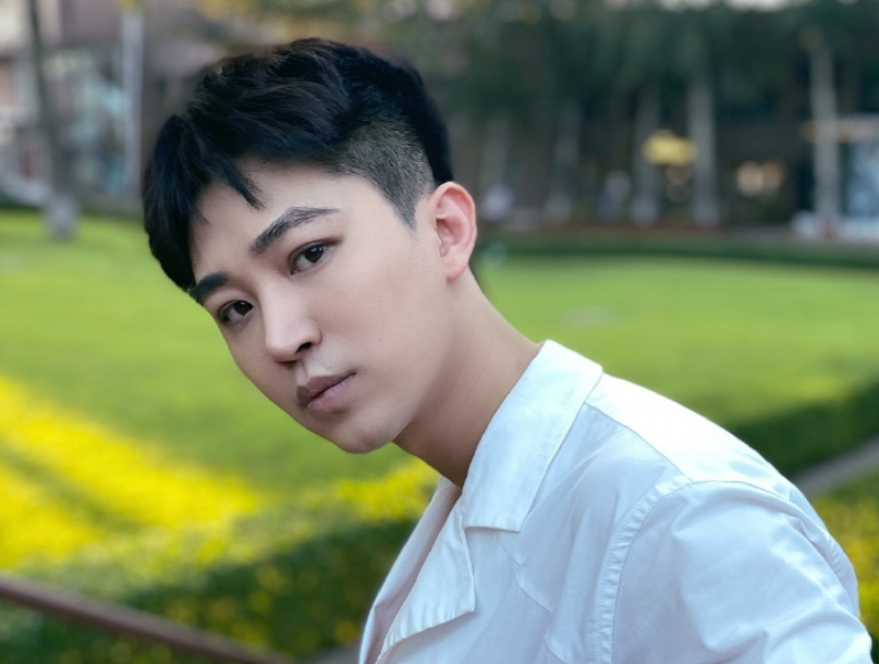 邓伦|靠着大长腿吸睛无数，曾饰演邓伦哥哥，是个实力派演员