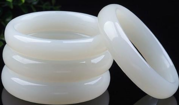 羊脂玉|羊脂白玉属于白玉，与和田玉哪个比较好？如何区分两者的不同处？