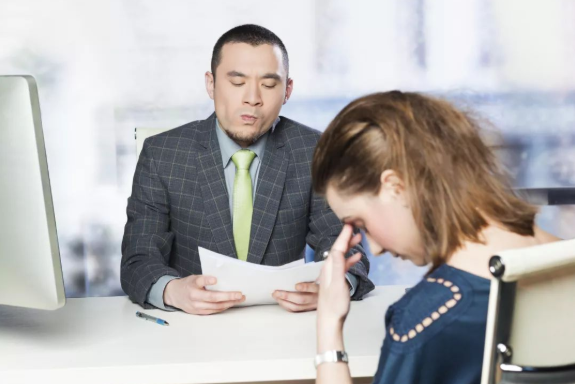 |不耿直的同事，在职场上混的很顺利