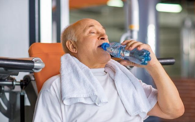 咖啡|早上起床后的5个“短命”的习惯，过了45岁后，希望你一个也不占