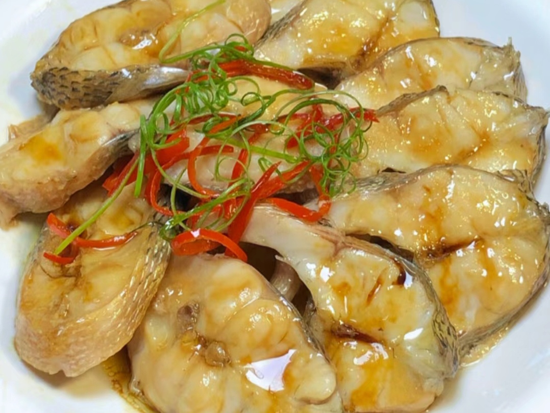 三,清蒸鲈鱼3,将凉拌汁放入鸡腿肉中,抓拌均匀即可上桌开吃.