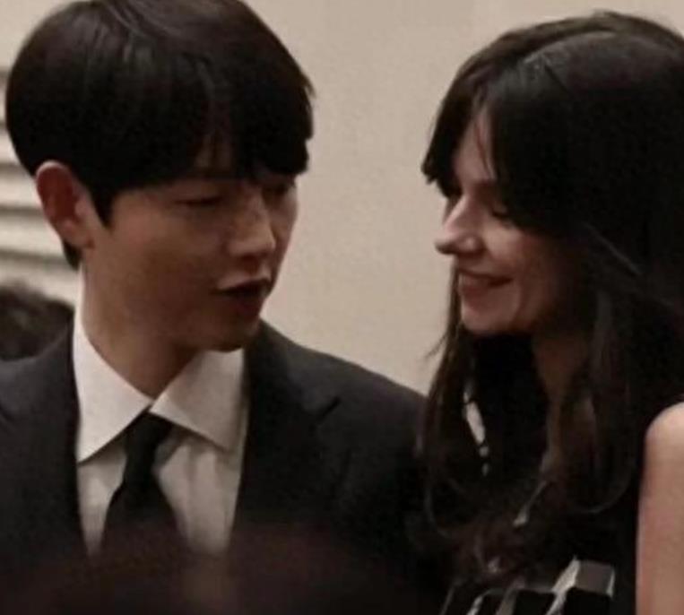 宋仲基携妻子参加妹妹婚礼，小两口春风满面，男方酷似霸道总裁