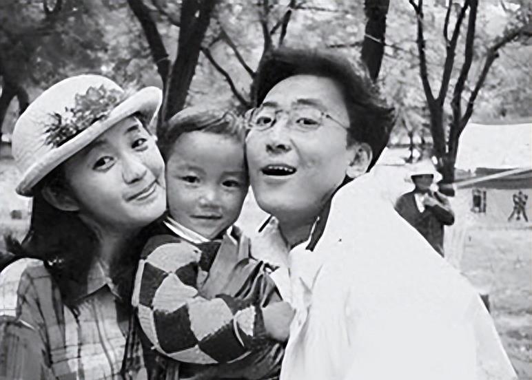 自爆与两名女主持同眠一张床,当了十年的地下情人,56岁还没玩够