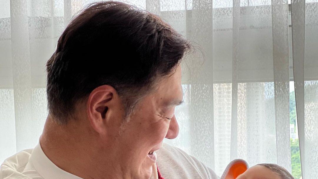 |何超琼干儿子出生！百亿富豪曾文豪5胎得子，小25岁娇妻晒全家福