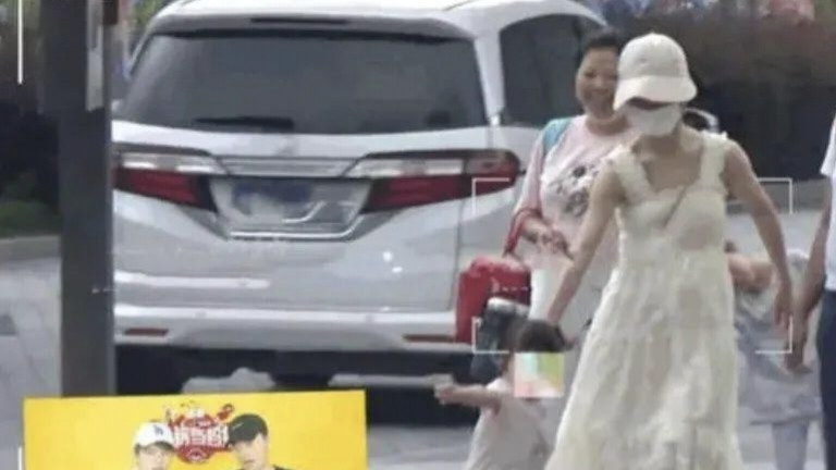 重男轻女？谢娜疑怀四胎，42岁成高龄产妇，只为生男孩弥补遗憾