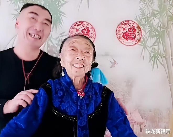 85岁马玉琴被曝已过世?李玉成发库存视频被拆穿,吃饭只拍他自己