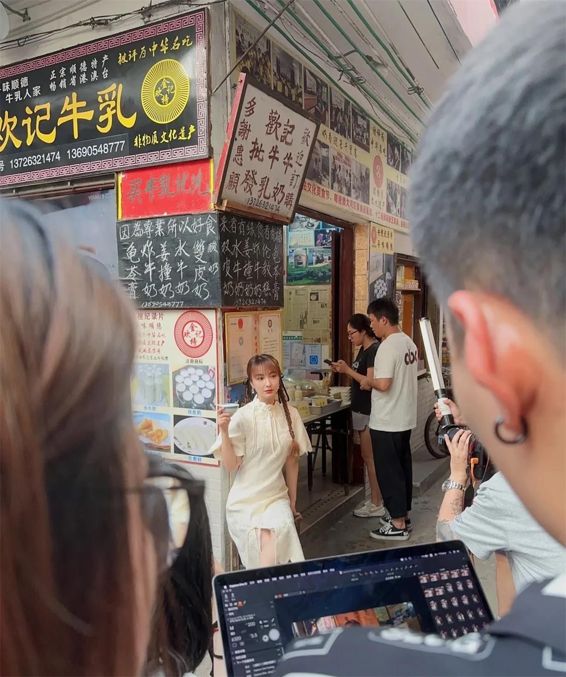 吴昕穿旗袍大秀S曲线,身材性感举手投足皆风情,40岁仍皮肤白皙