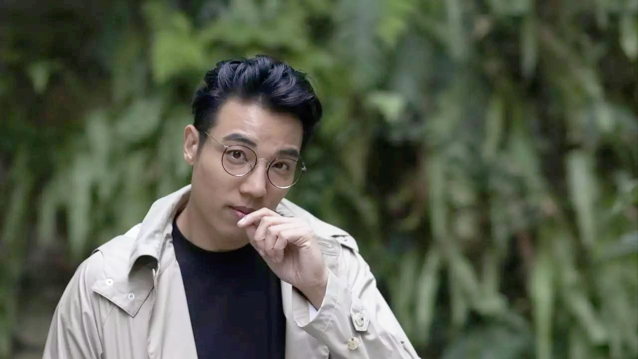 他是TVB绿叶公屋出身，人不帅但不菜，巴士追太太，凭坚持捱出头