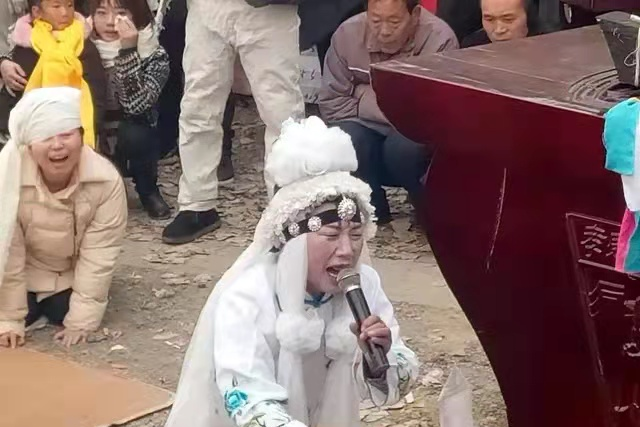 河南女子以“哭丧”为业，一年磕头上万次，每场挣700元左右