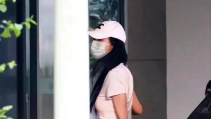 明星|少女穿搭的baby带儿子游玩似姐弟，“小晓明”好可爱