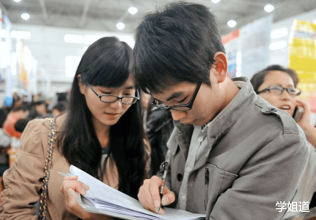 事业单位|毕业后找工作难,大学生表示“低质量就业不如啃老”,网友:无语