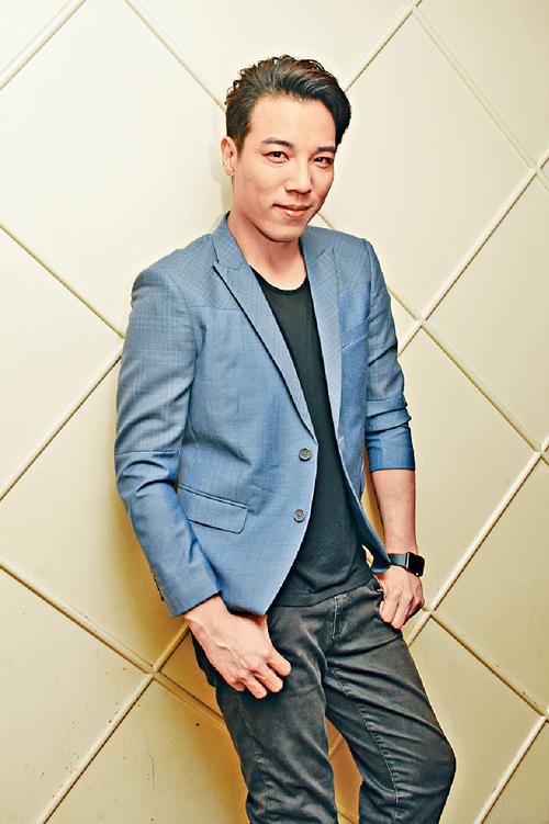 他是TVB绿叶公屋出身，人不帅但不菜，巴士追太太，凭坚持捱出头