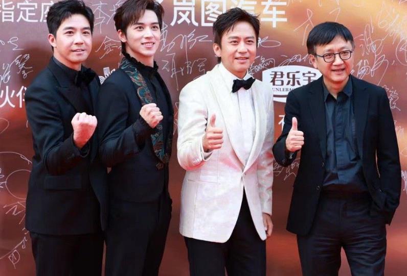 关晓彤|华表奖红毯来了!baby水墨裙秀国风,关晓彤脸肿,张小斐妆容翻车