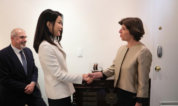 西装 韩国第一夫人真是长脸！穿白西装接见法国女外长，东方美貌赢麻了！