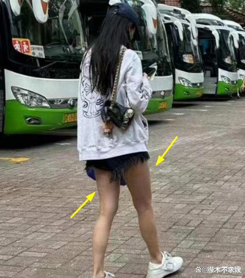 Angelababy送儿子上学,一身行头近8万,小海绵入学条件引争议