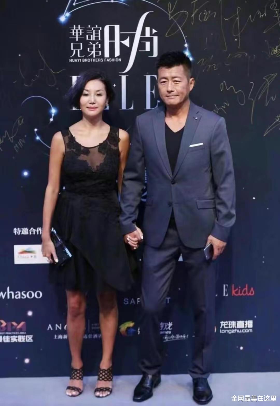 高曙光|高曙光爱惨了二婚娇妻,同框亮相牵手又搂腰,老婆穿纱裙性感妩媚